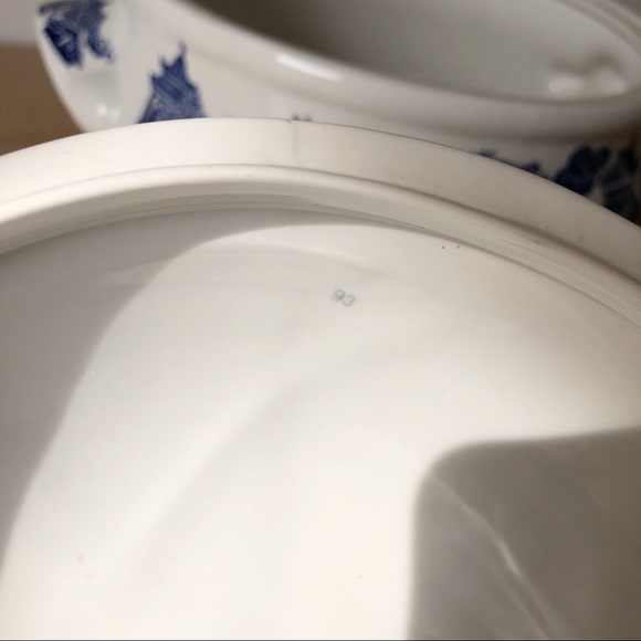 Vintage Churchill England Blue Willow Covered Casserole Serving Dish with Lid - Picture 11 of 13